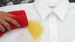 Žluté skvrny na oblečení? Jak je snadno odstranit z bílého prádla bez použití bělidla