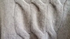 Detail ruky v měkkém svetru z jemné látky