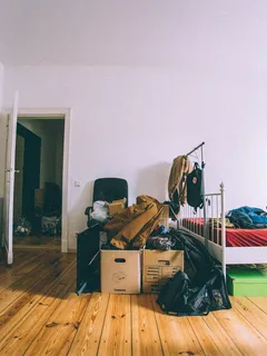 Hnědé kartonové krabice na dřevěné podlaze během stěhování