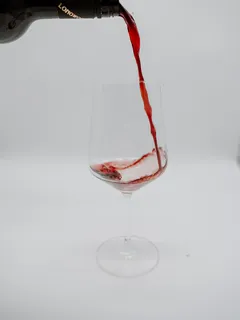 Čistá sklenice na víno s červeným vínem