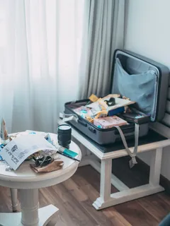 Bílý a modrý plastový stůl na venkovní použití